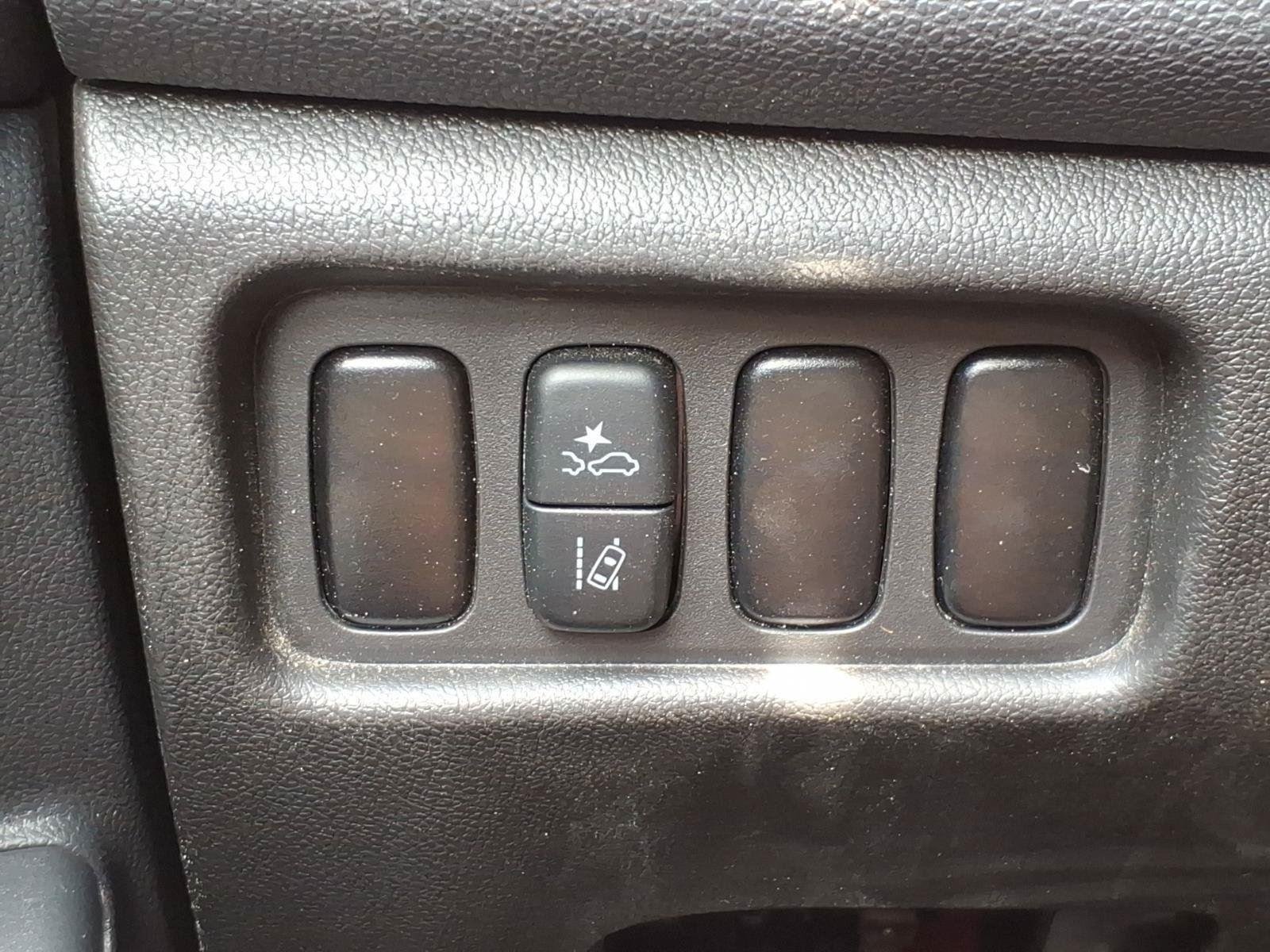 Used 2025  MITSUBISHI  image 18