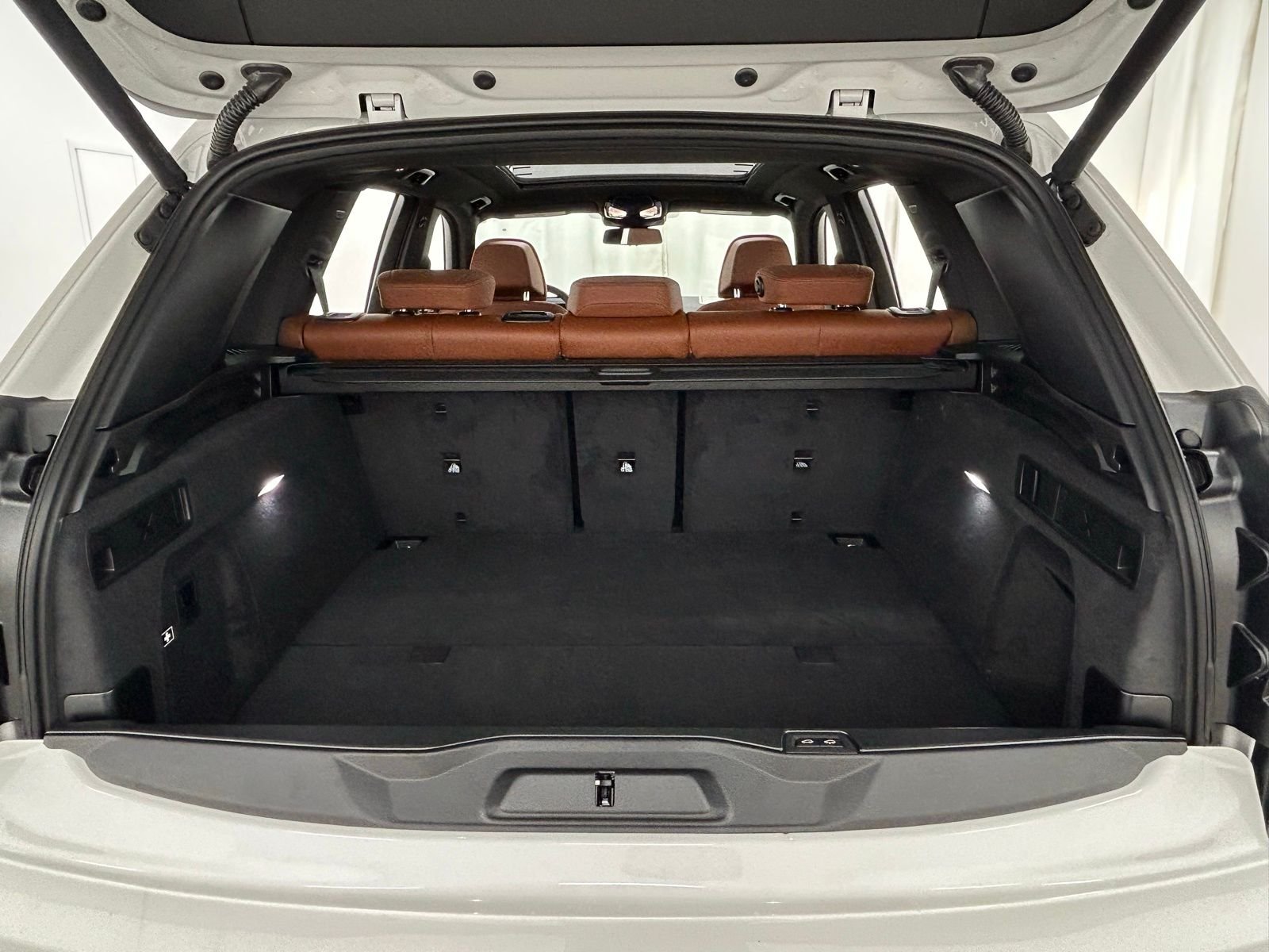 New 2026 Mineral White Metallic BMW xDrive50e image 38