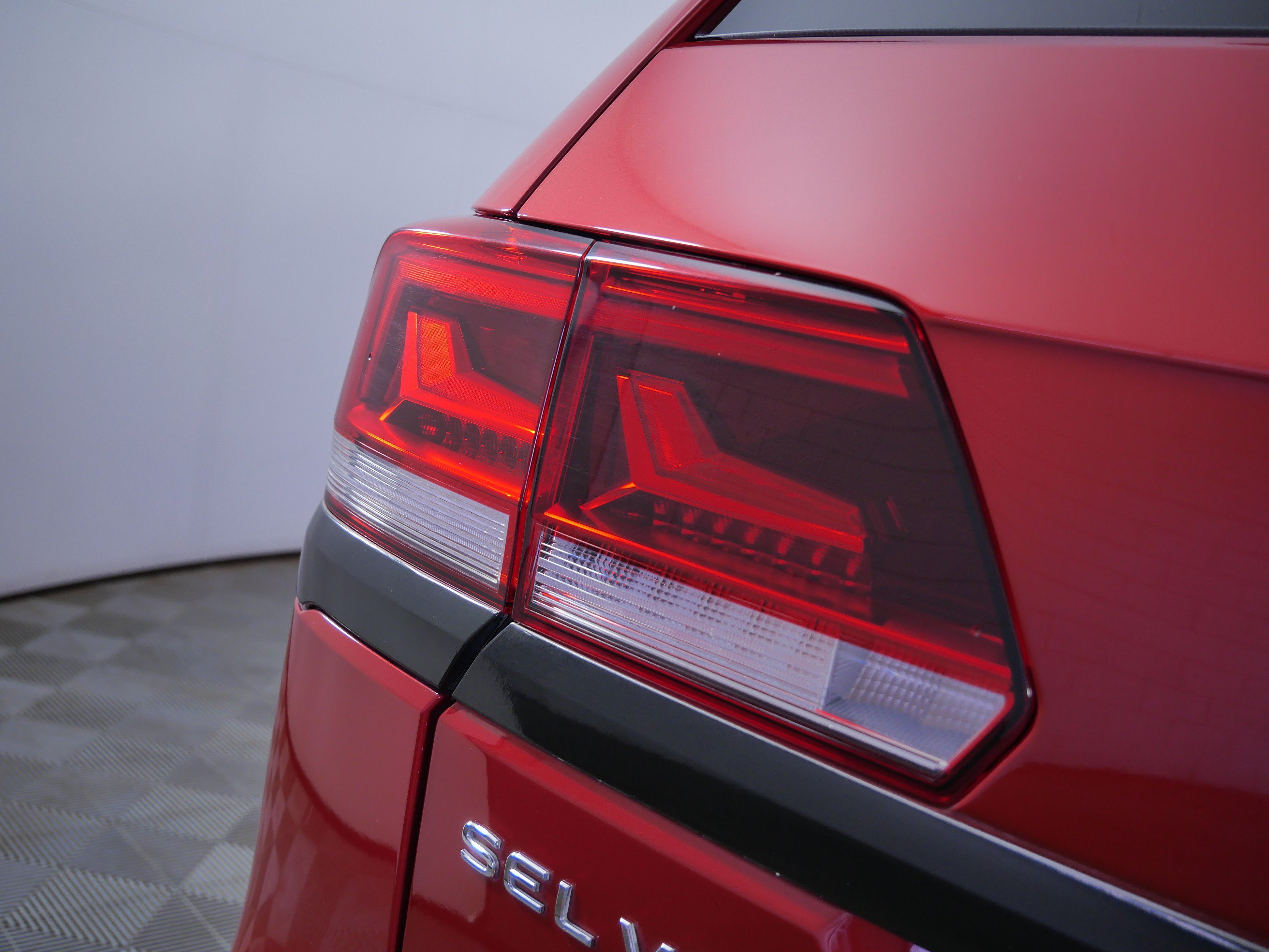 Used 2023 AUROA RED Volkswagen 3.6L V6 SEL Premium R-Line image 17