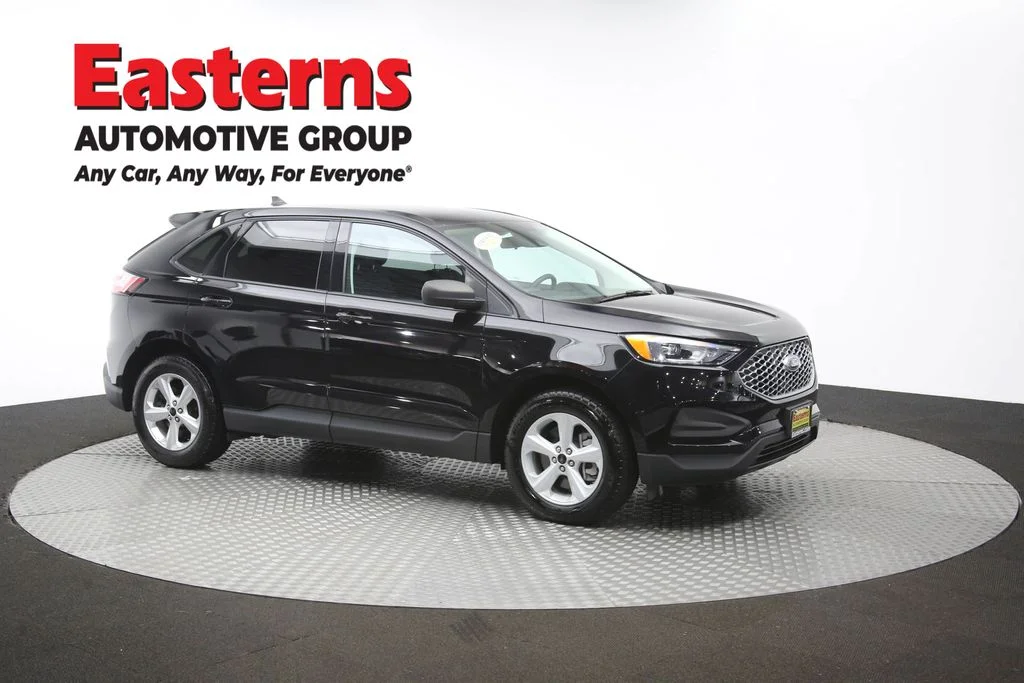 Used 2023 Black Ford SE image 46