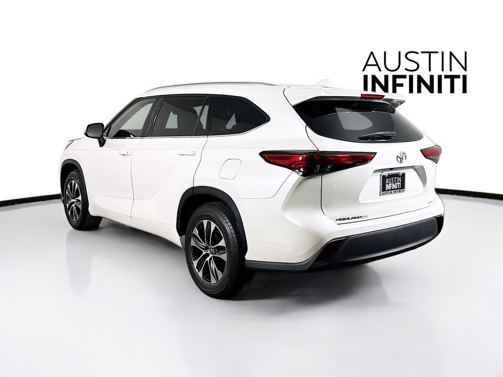 2021 Toyota Highlander XLE photo 3
