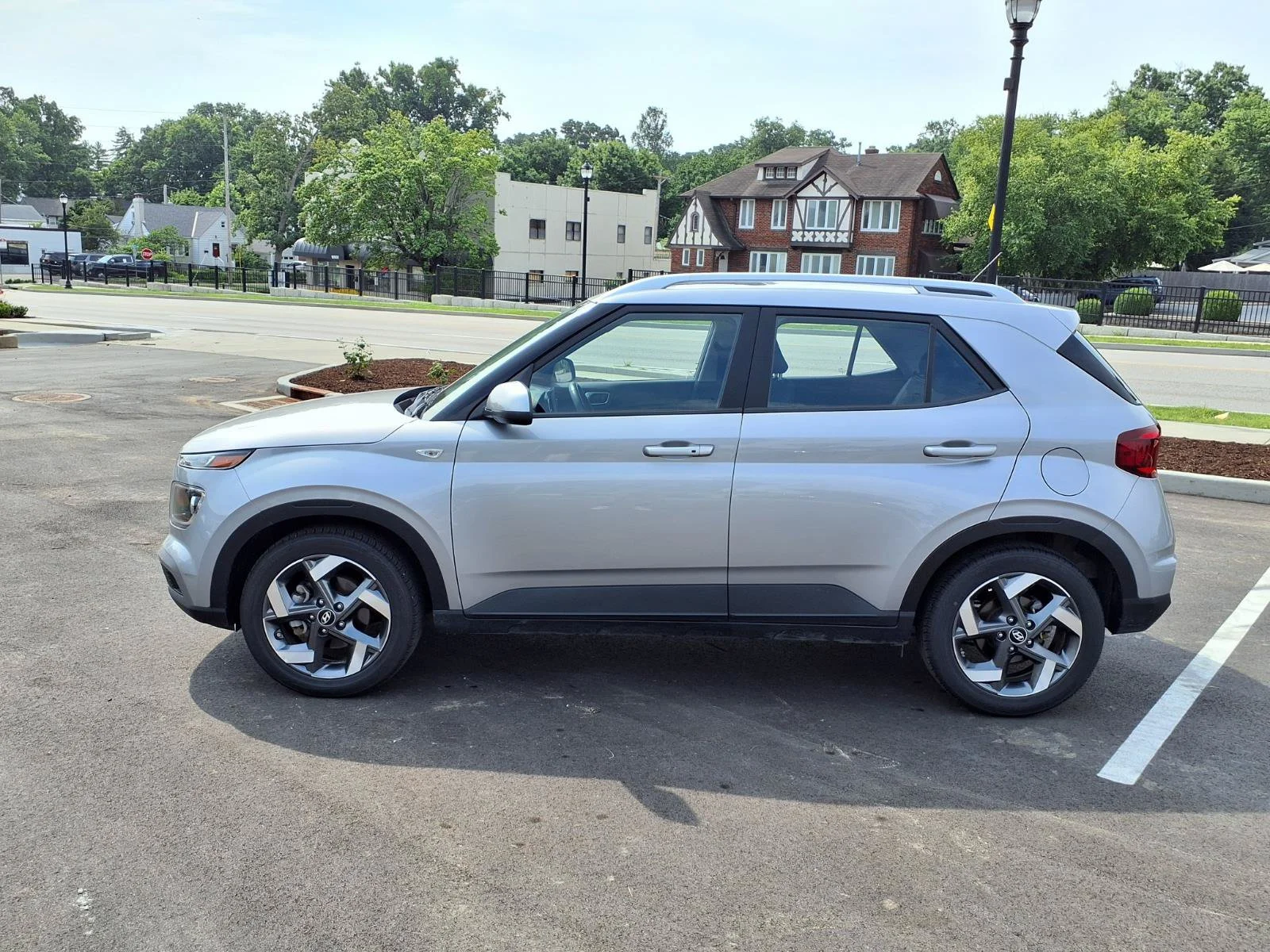 Used 2025 Shimmering Silver Hyundai SEL image 27