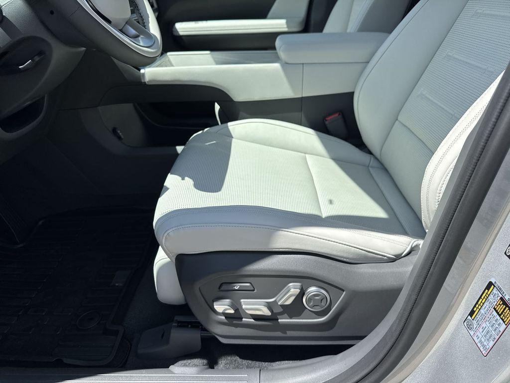 New 2027 Shimmering Silver Hyundai Calligraphy image 14