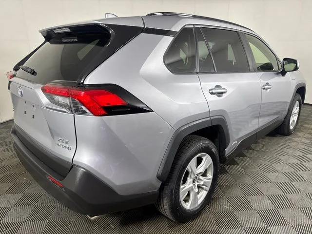Used 2019 Silver Toyota XLE image 3