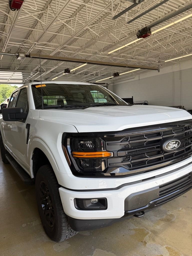 Used 2025 Oxford White Ford XLT image 4