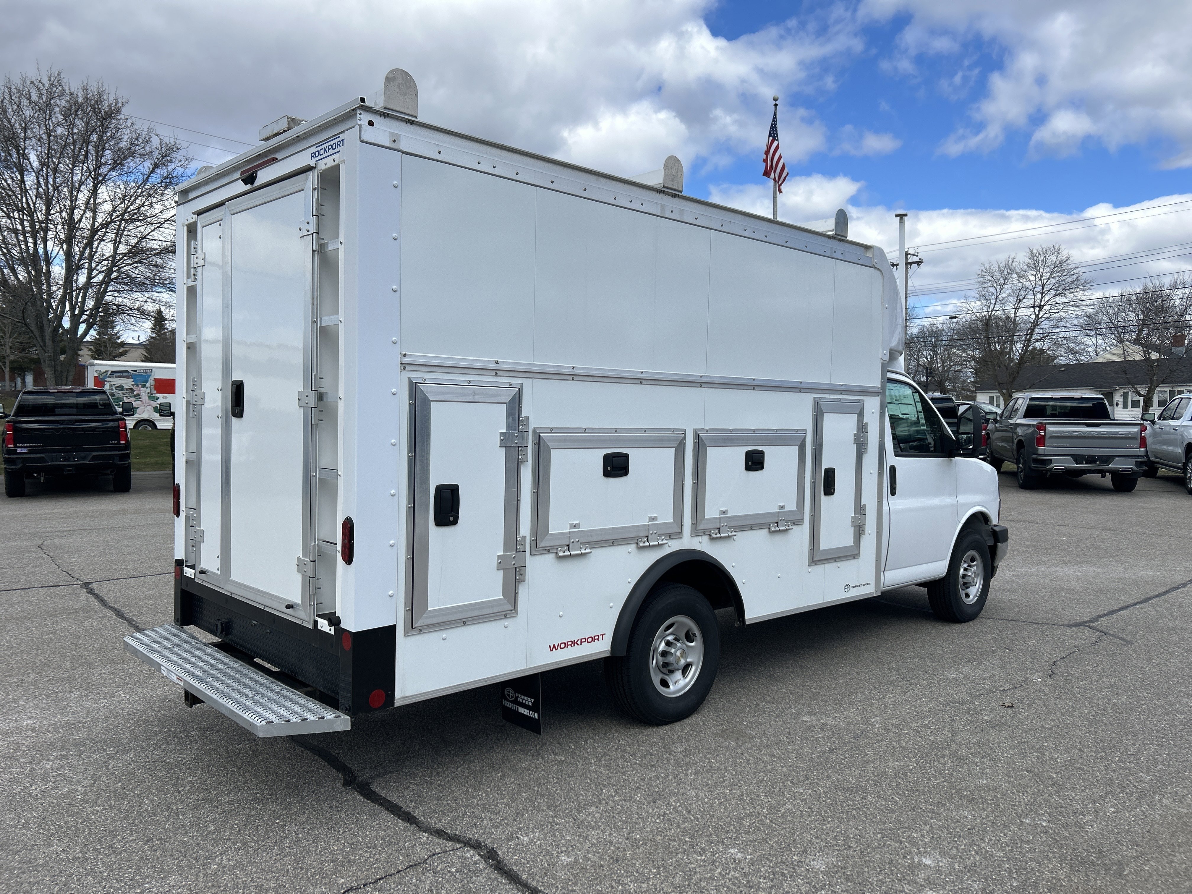 New 2026 Summit White Chevrolet 1WT image 2