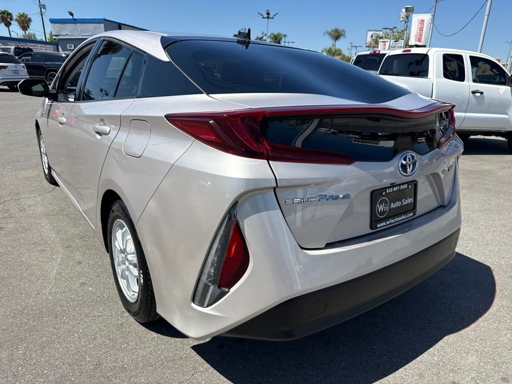 Used 2020 Silver Toyota XLE image 5