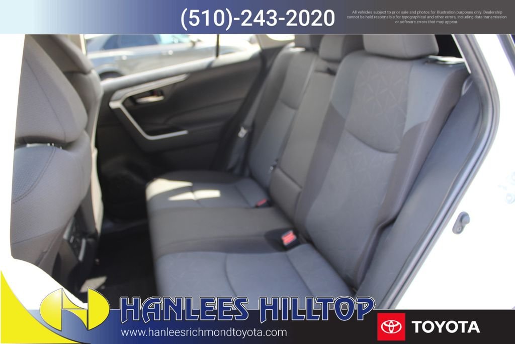 2025 Toyota RAV4 XLE photo 5