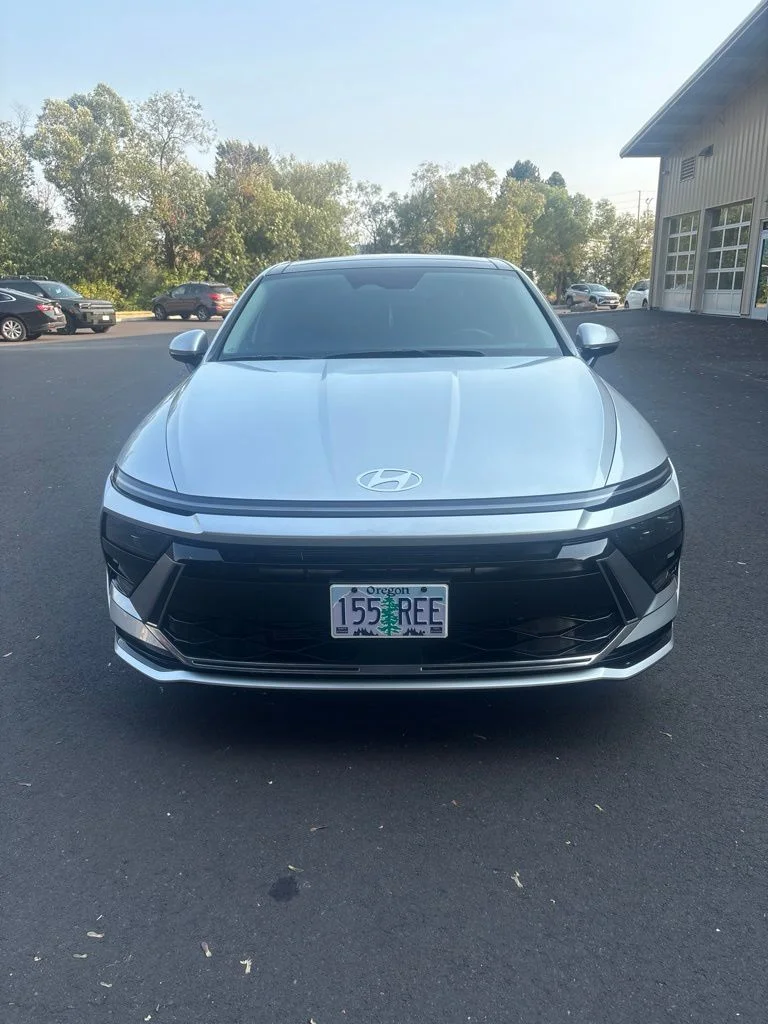 Used 2025 Silver Hyundai SEL Convenience image 3