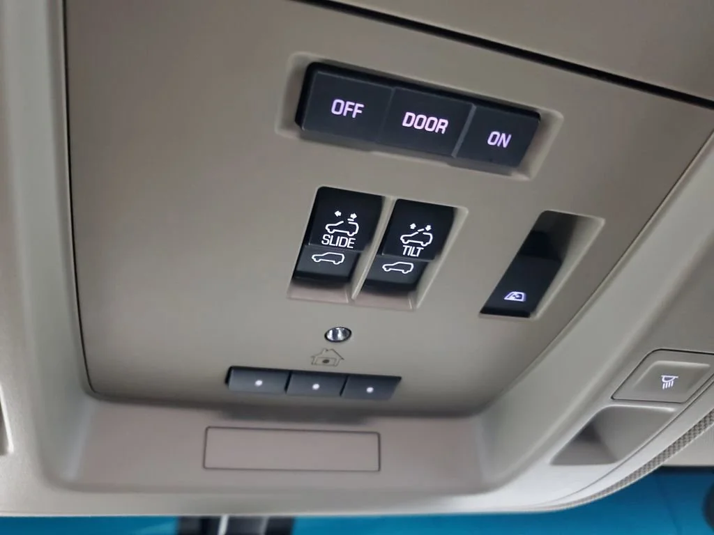 Used 2018 IRIDESCENT PEARL TRICOAT Chevrolet LTZ image 29