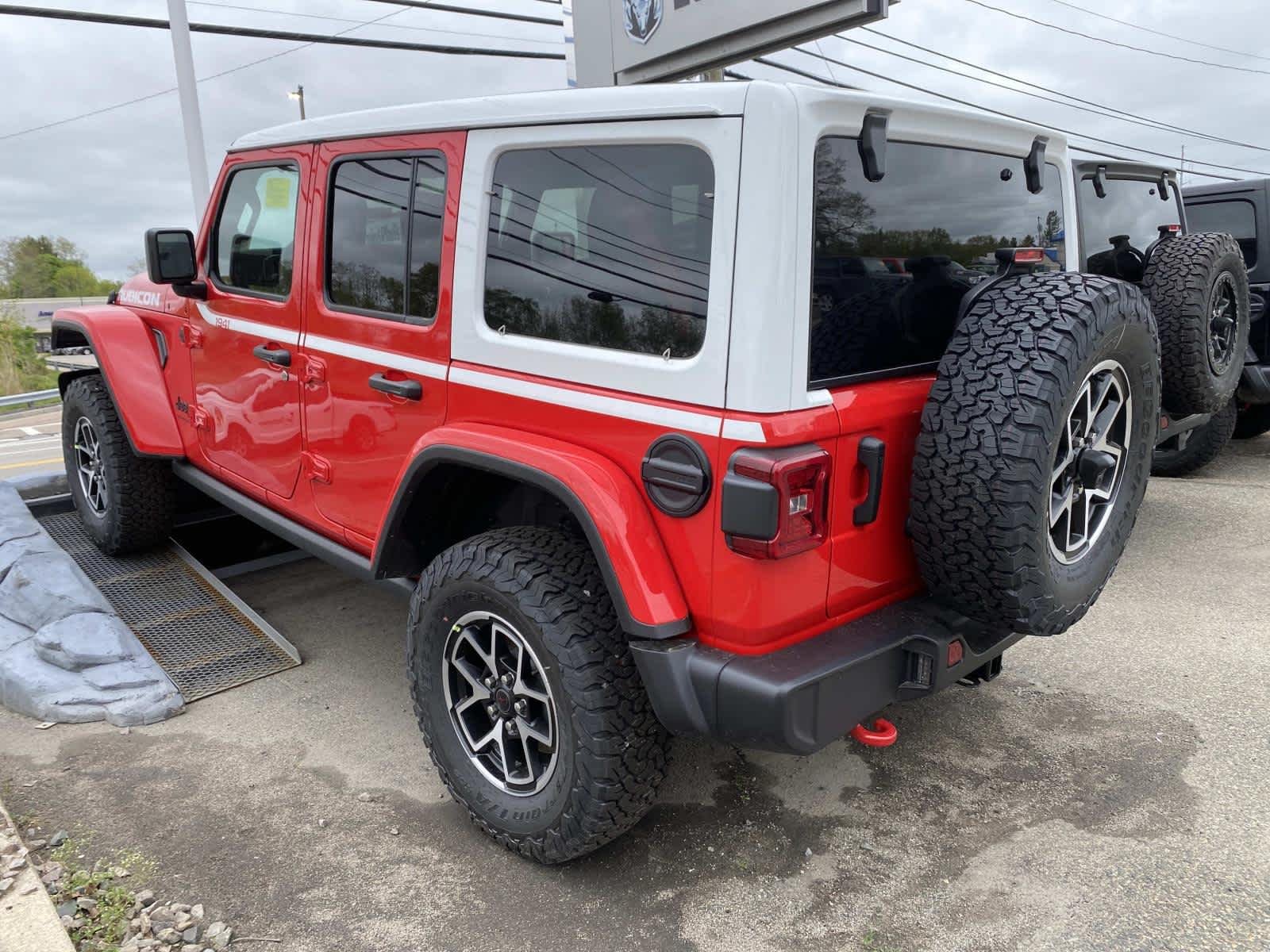 New 2026 Firecracker Red Clear-Coat Exterior Paint Jeep Rubicon image 5