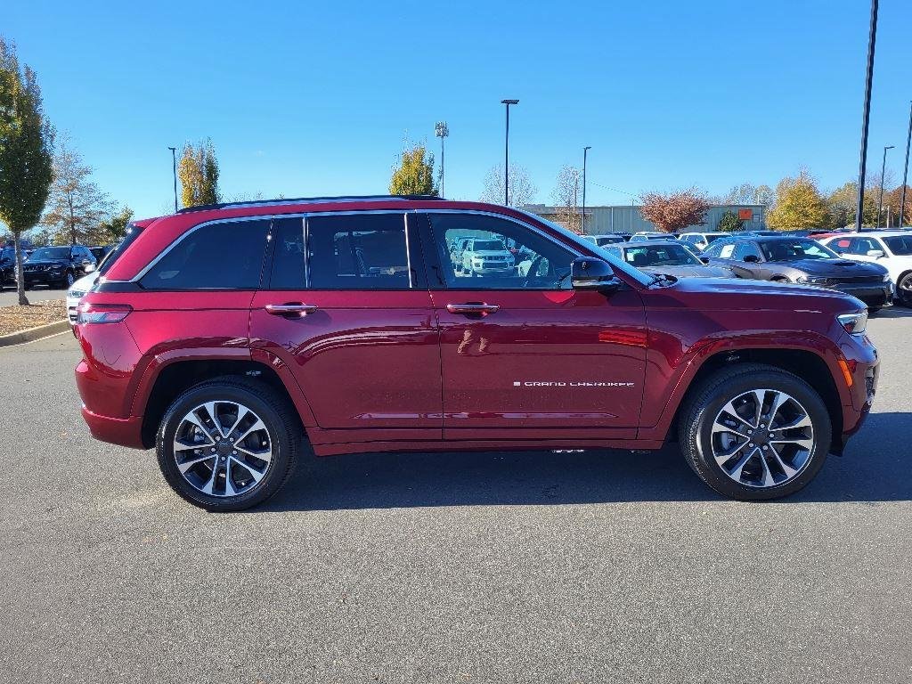 New 2024 Velvet Red Pearl-Coat Exterior Paint Jeep Overland image 23