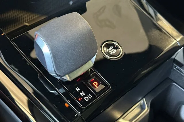 New 2026 Santorini Black Land Rover Dynamic SE image 21