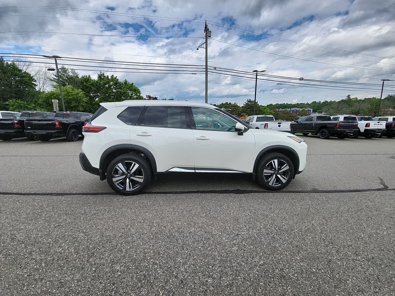 Used 2023 Pearl White Tricoat Nissan SL image 10
