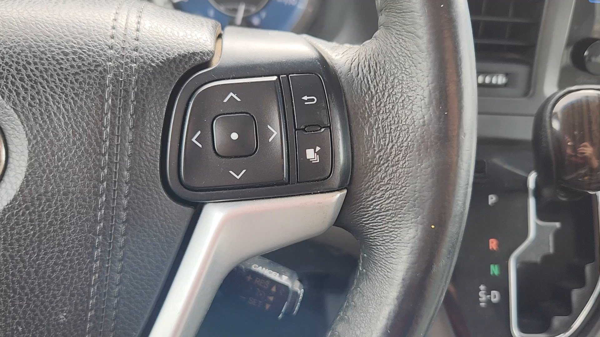 Used 2016 Predawn Gray Mica Toyota XLE Premium image 13