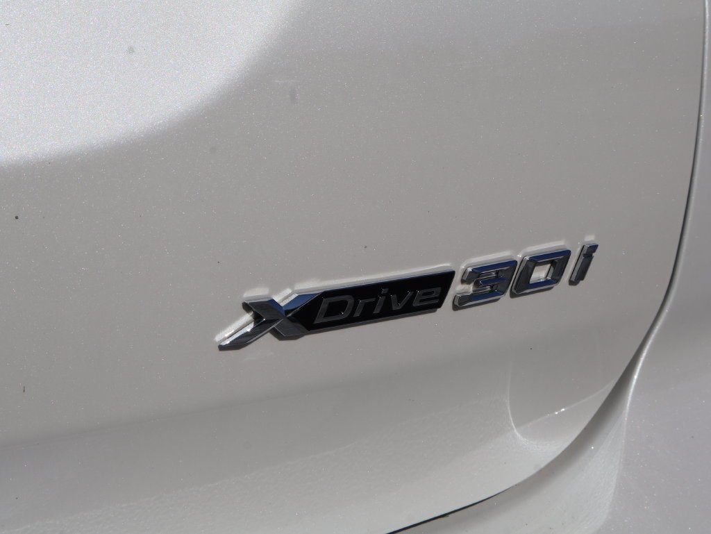 Used 2024 Mineral White Metallic BMW xDrive30i image 9