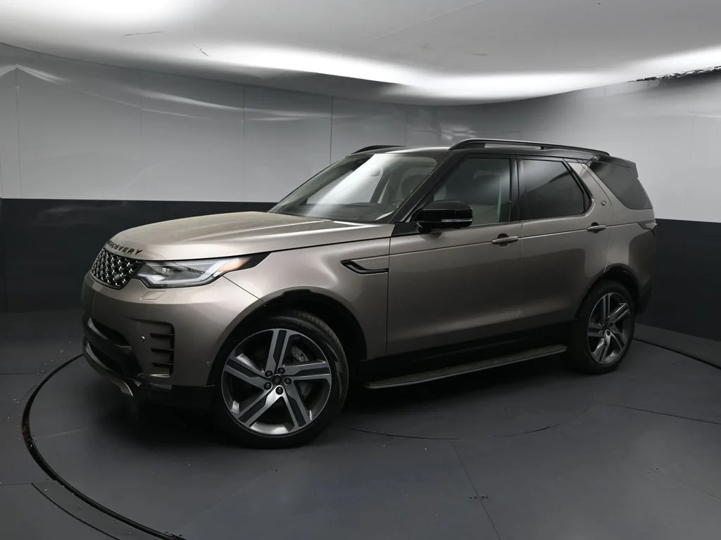 2026 Land Rover Discovery P300 Dynamic SE's photo