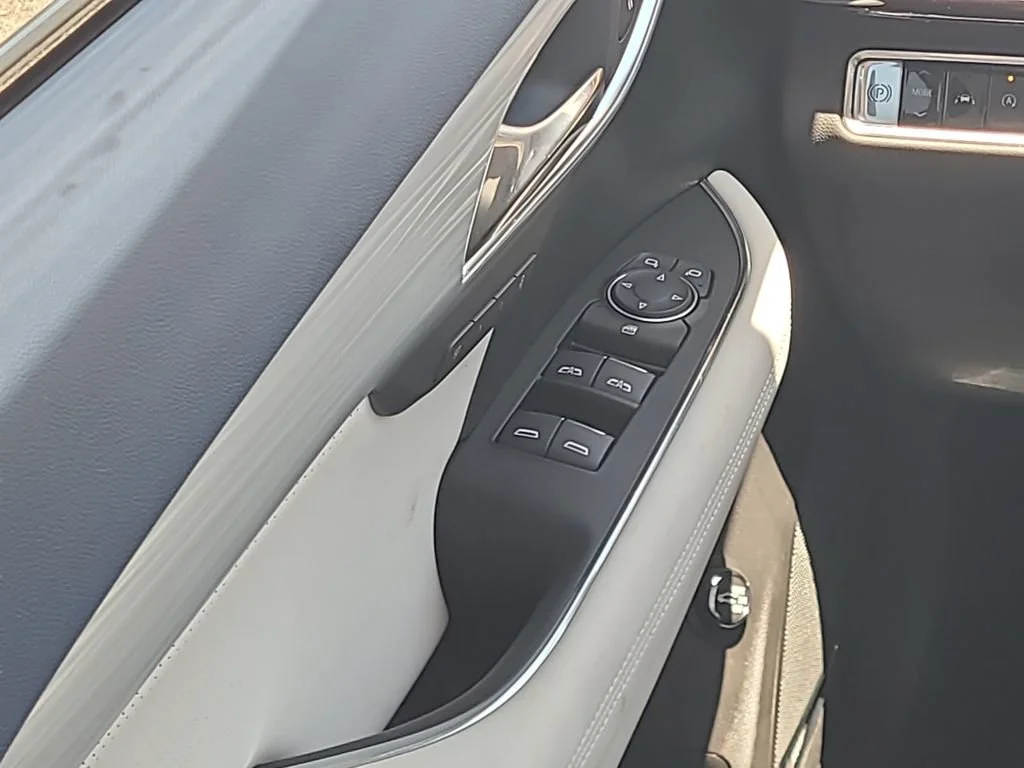 New 2026 Iridescent White Tricoat Buick Avenir image 20