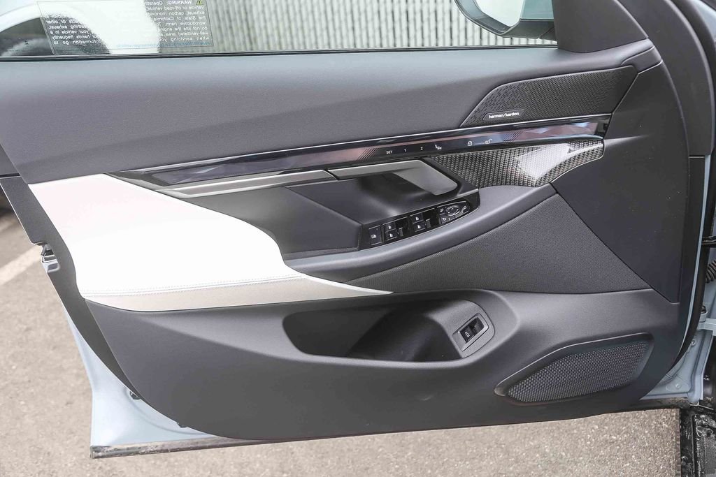 New 2027 Brooklyn Grey Metallic BMW 550e xDrive image 16