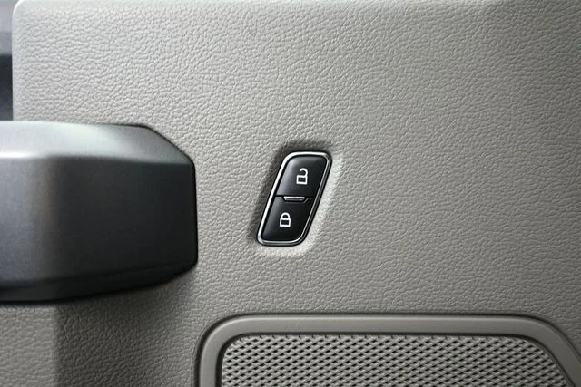 Used 2018 Black Ford XLT image 16