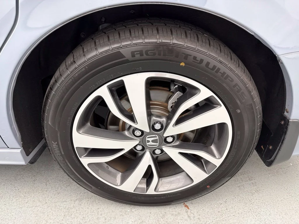Certified Used 2023 Sonic Gray Pearl Honda Touring image 6