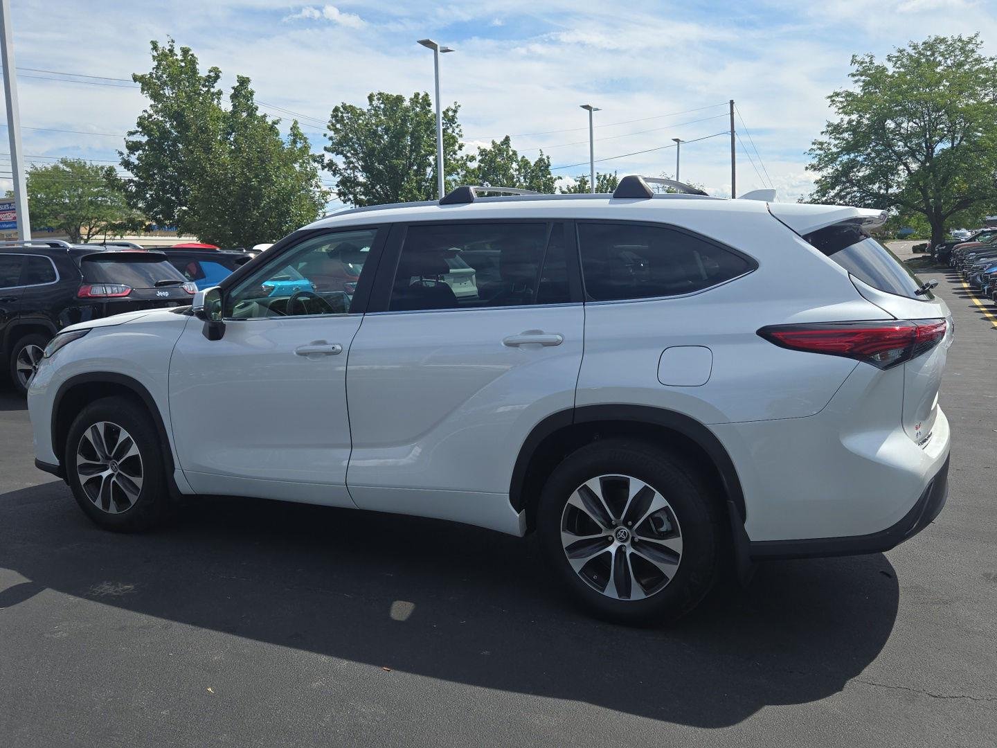 Used 2023  Toyota L image 3