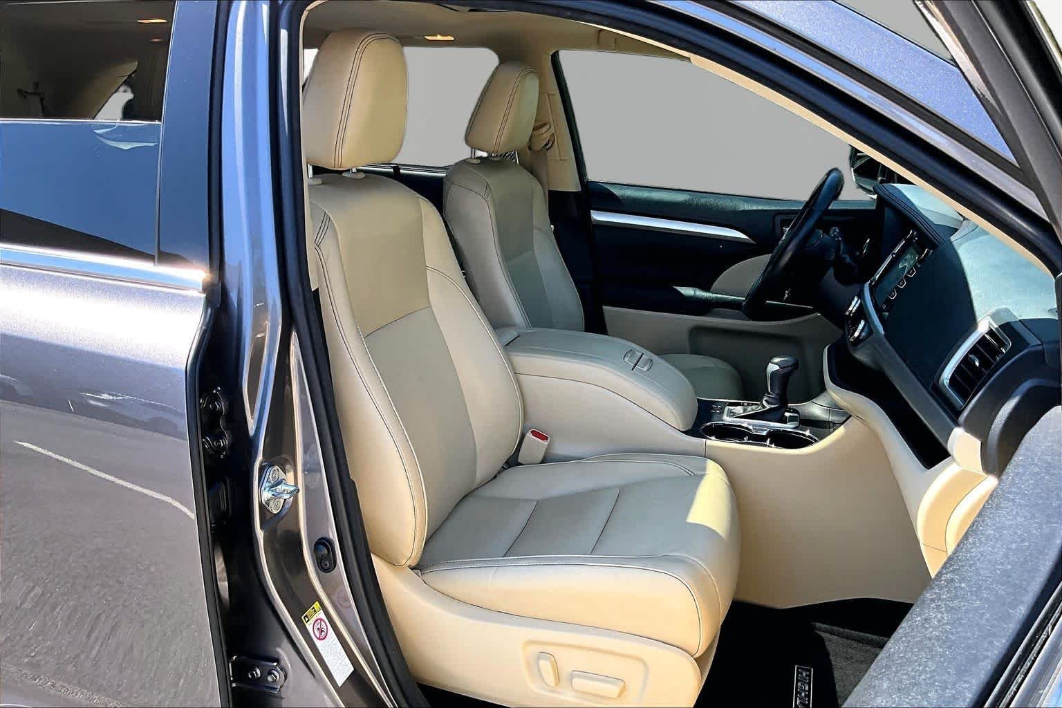 Used 2018 Predawn Gray Mica Toyota XLE image 9