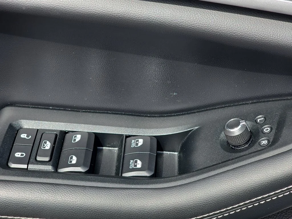 Used 2023 White/off-white Jeep Limited image 29