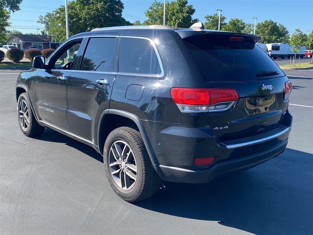 Used 2018 Diamond Black Crystal Pearlcoat Jeep Limited image 10