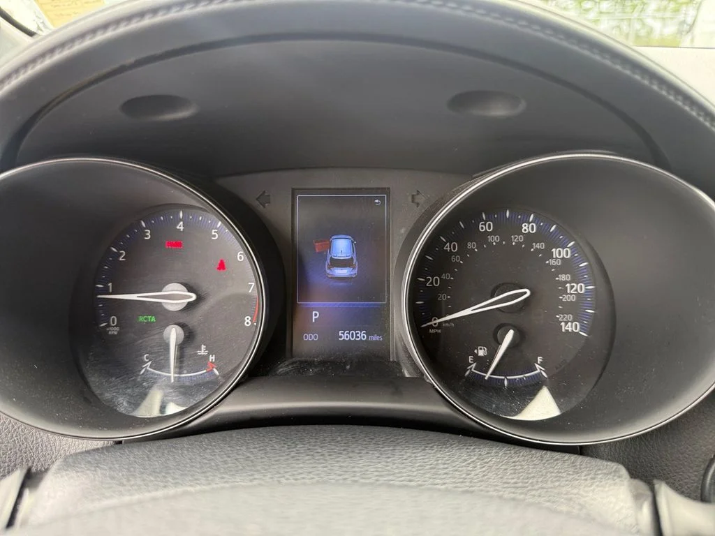 Used 2018 Silver Toyota XLE Premium image 17