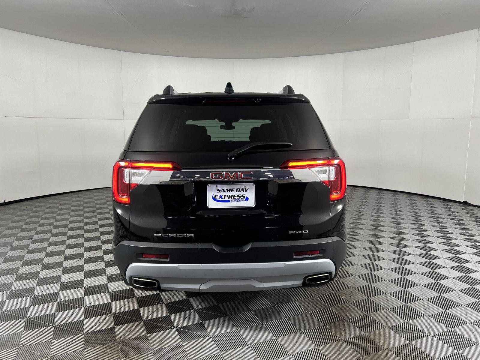 Used 2023 Ebony Twilight Metallic GMC SLE image 7