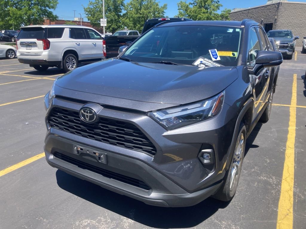 Used 2022 Gy Toyota XLE Premium image 3