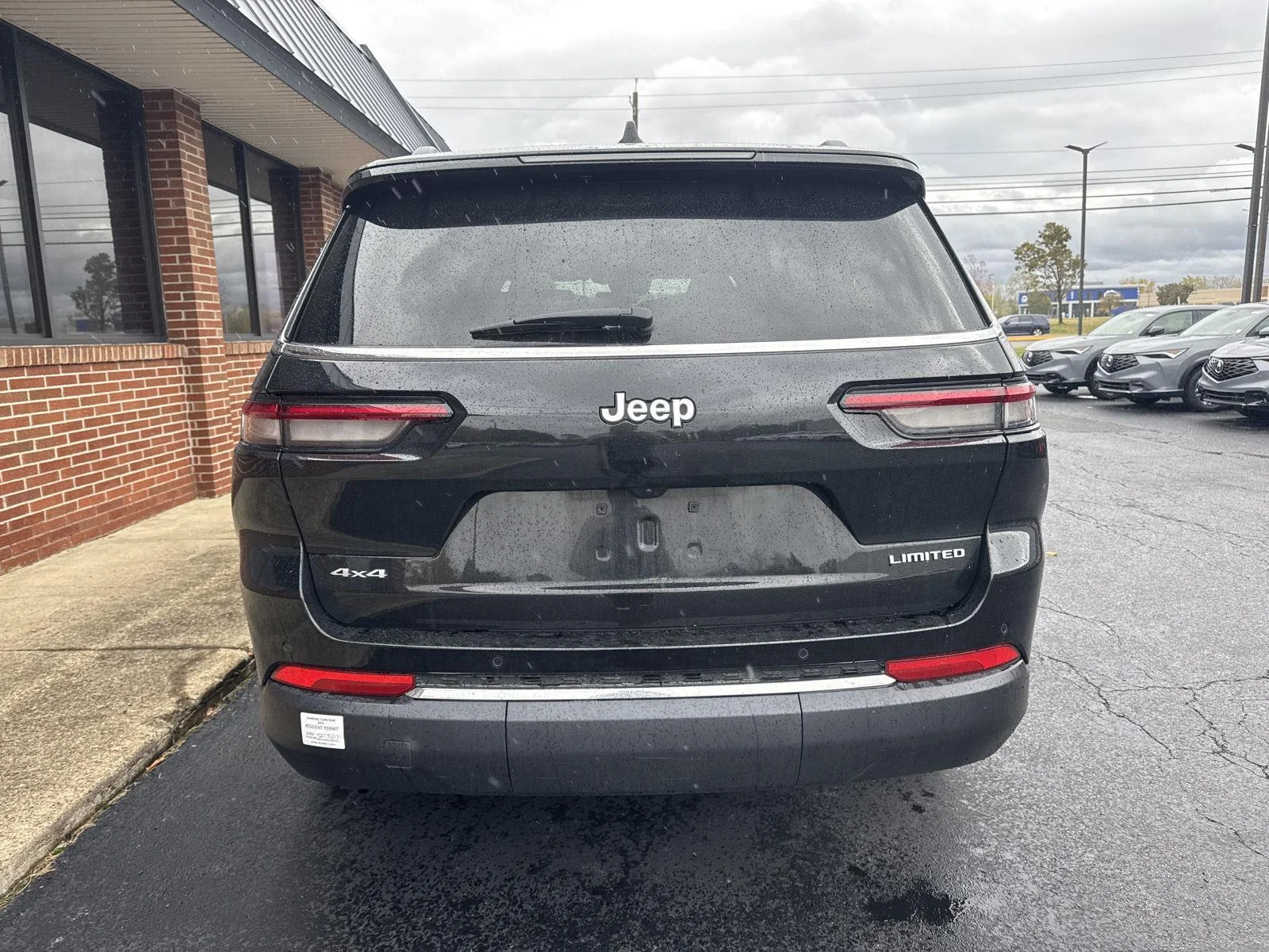 Used 2025 Diamond Black Crystal Pearlcoat Jeep Limited image 5