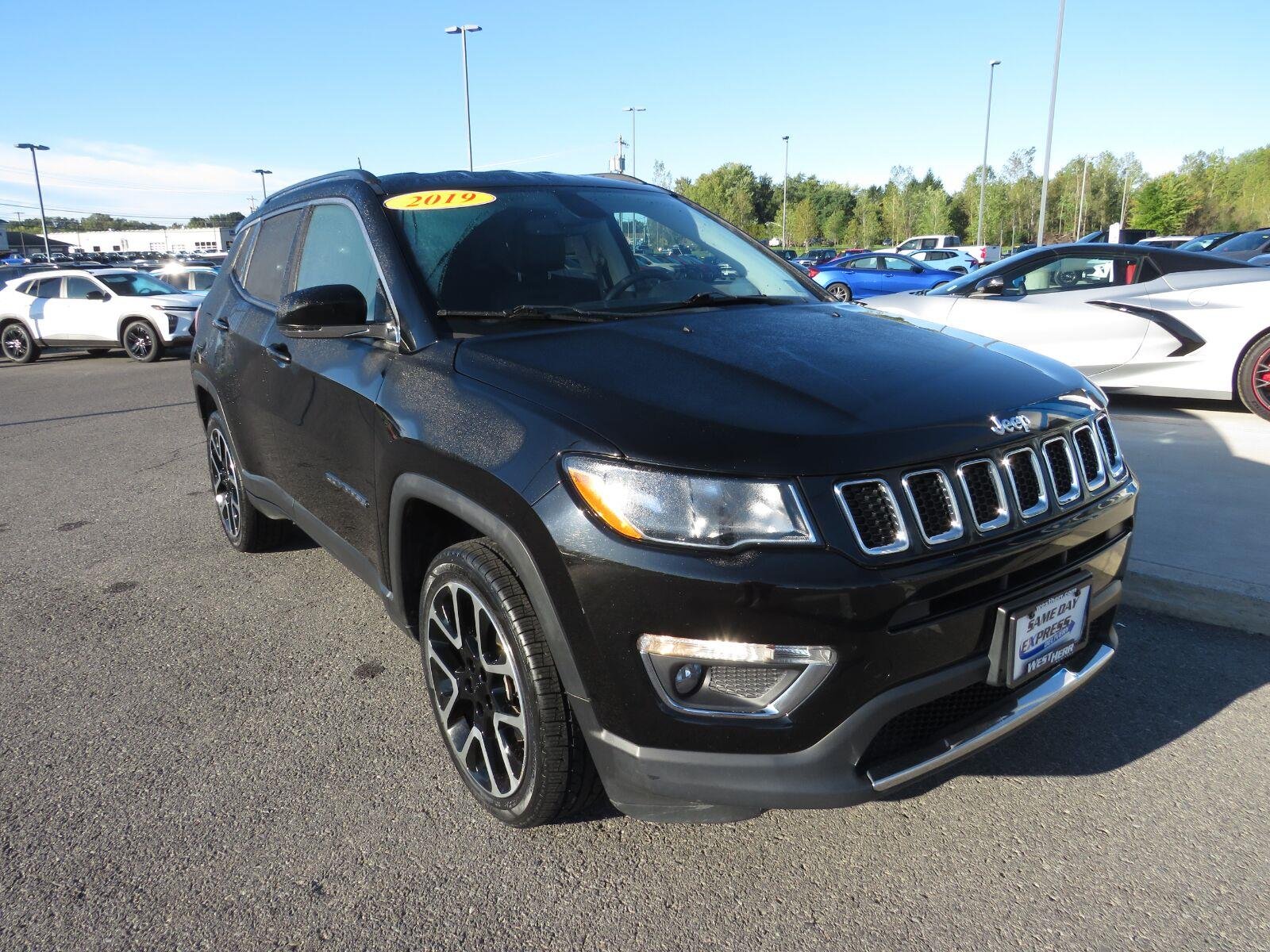 Used 2019 Diamond Black Crystal Pearlcoat Jeep Limited image 2