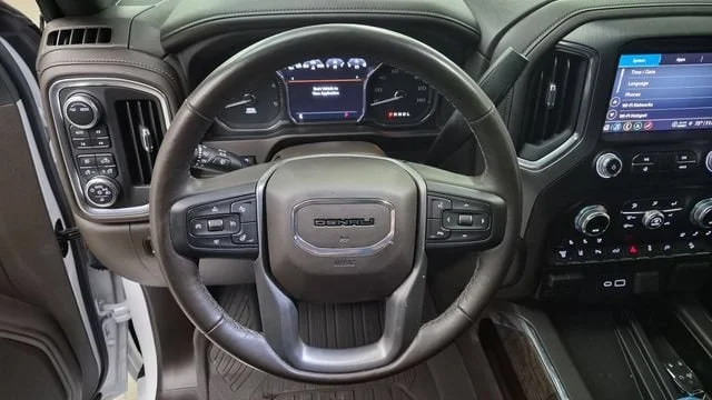 Used 2022 White Frost Tricoat GMC Denali image 17