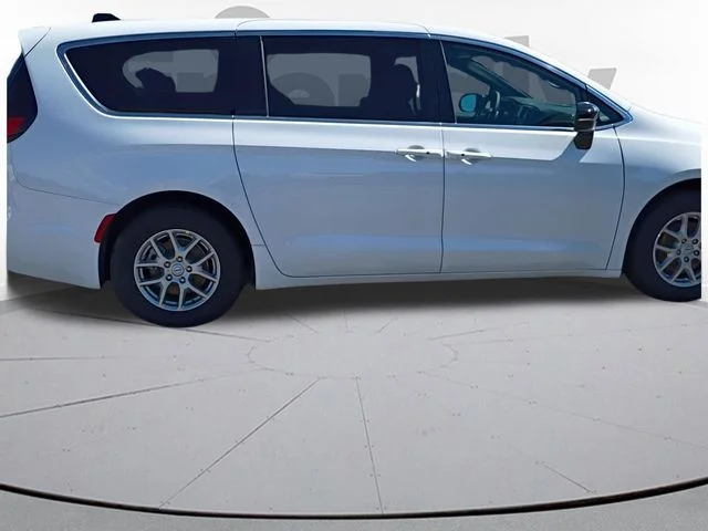 New 2026 Bright White Clear-Coat Exterior Paint Chrysler Select image 4