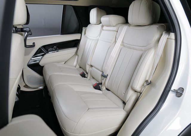 New 2026 Fuji White Land Rover SE image 5