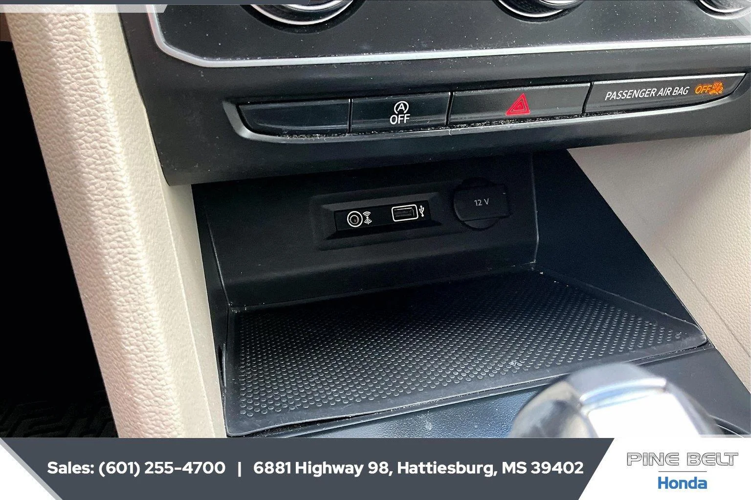 Used 2018 Deep Black Pearl Volkswagen 3.6L V6 SE image 24