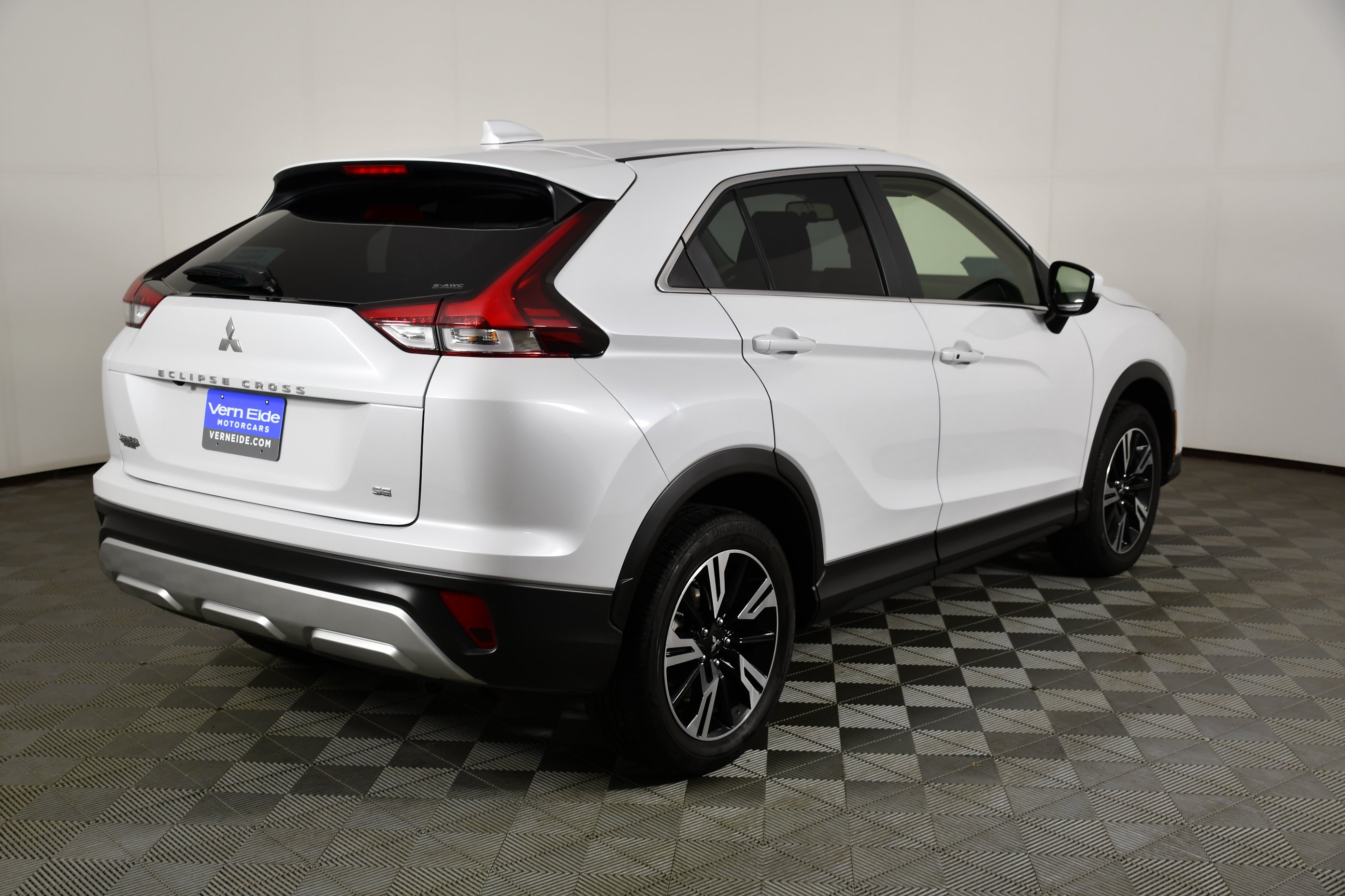 Used 2023 White Diamond Mitsubishi SE image 6