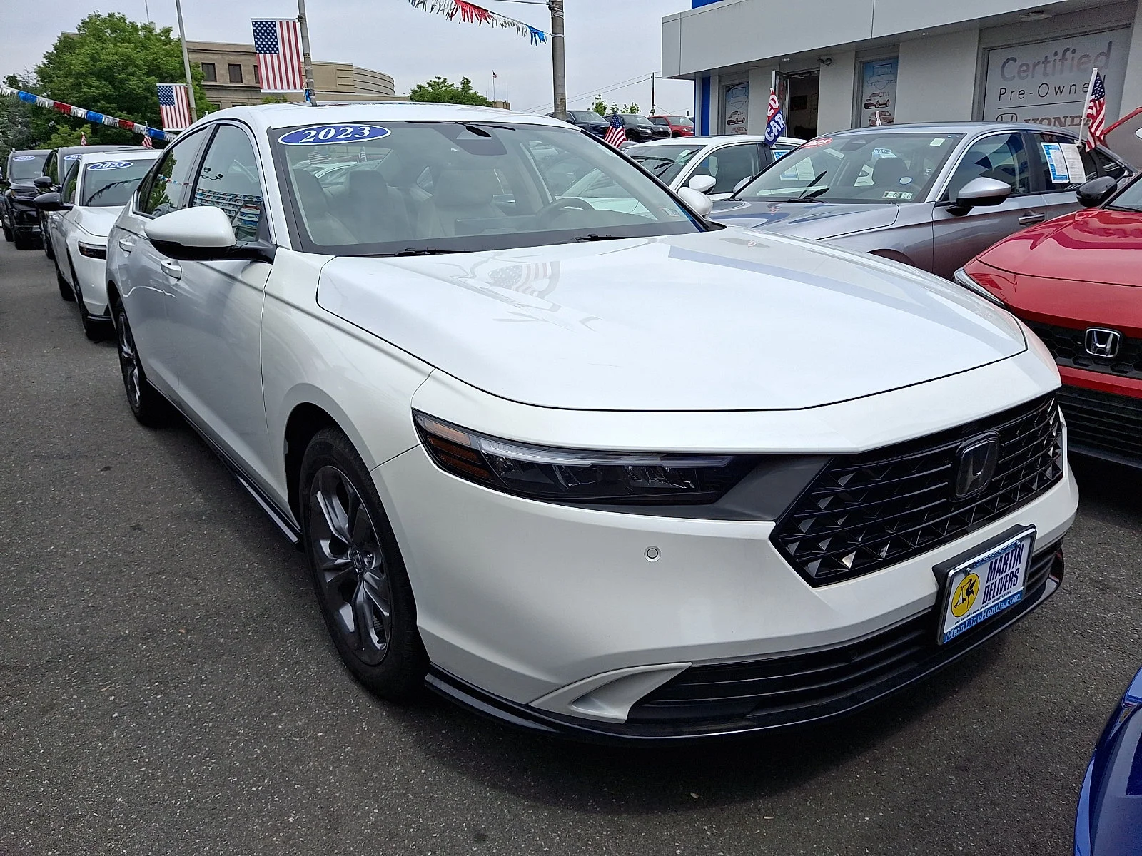 Used 2023 Platinum White Pearl Honda EX-L image 3