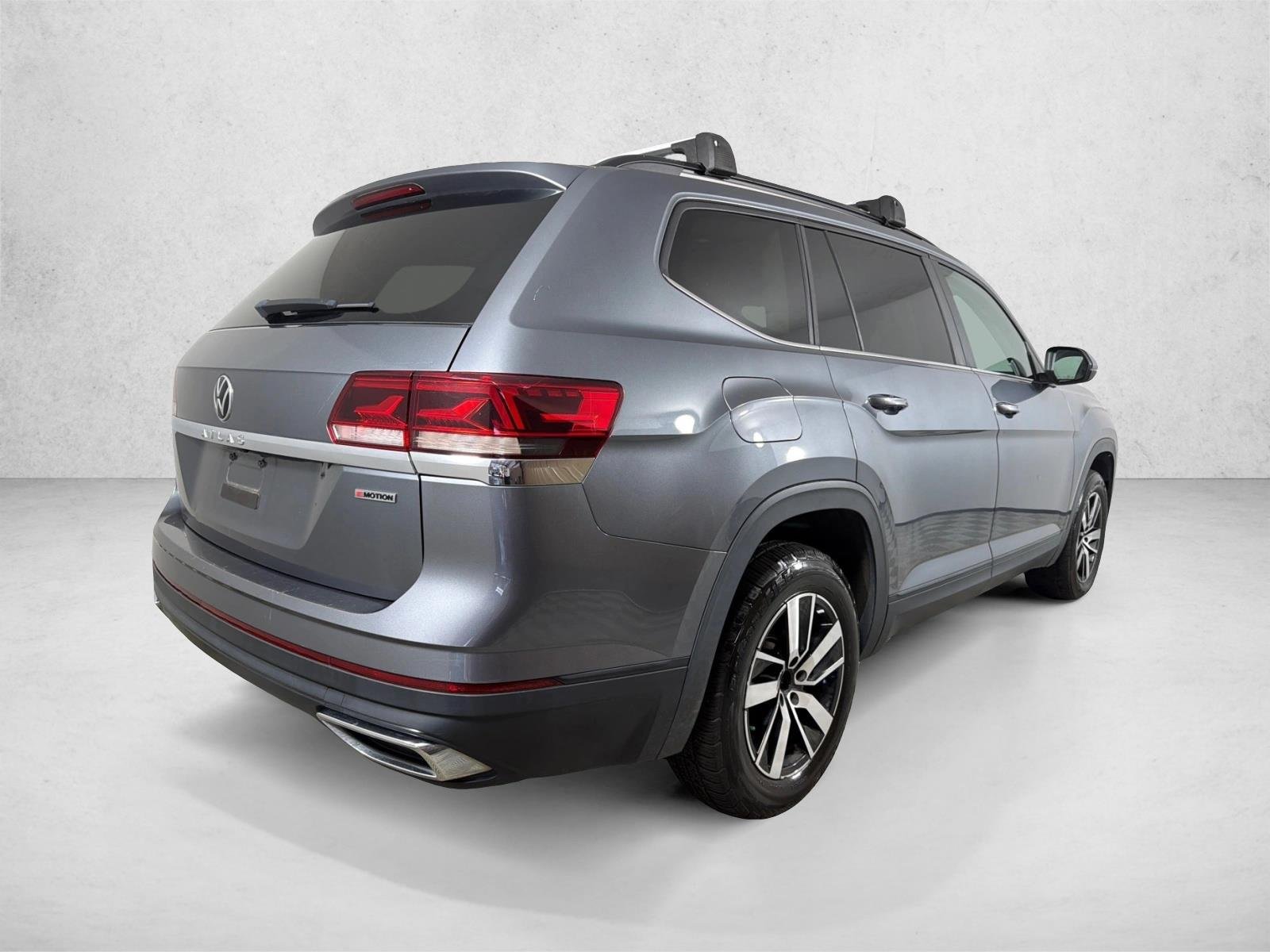 Used 2021 Silver/Gray Volkswagen 2.0T SE image 3