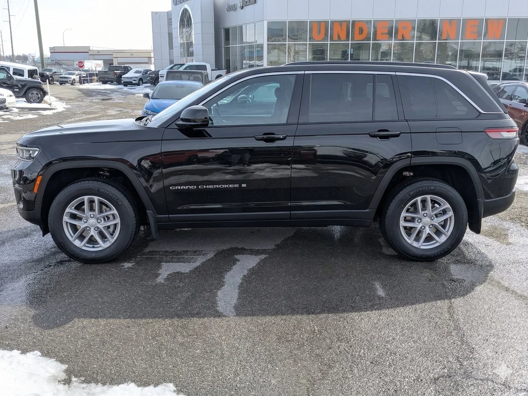 New 2026 Black Jeep Laredo - - 4x4 - Classic Theme - Heated Seats - Heated Steering - Remote Start & More! image 5