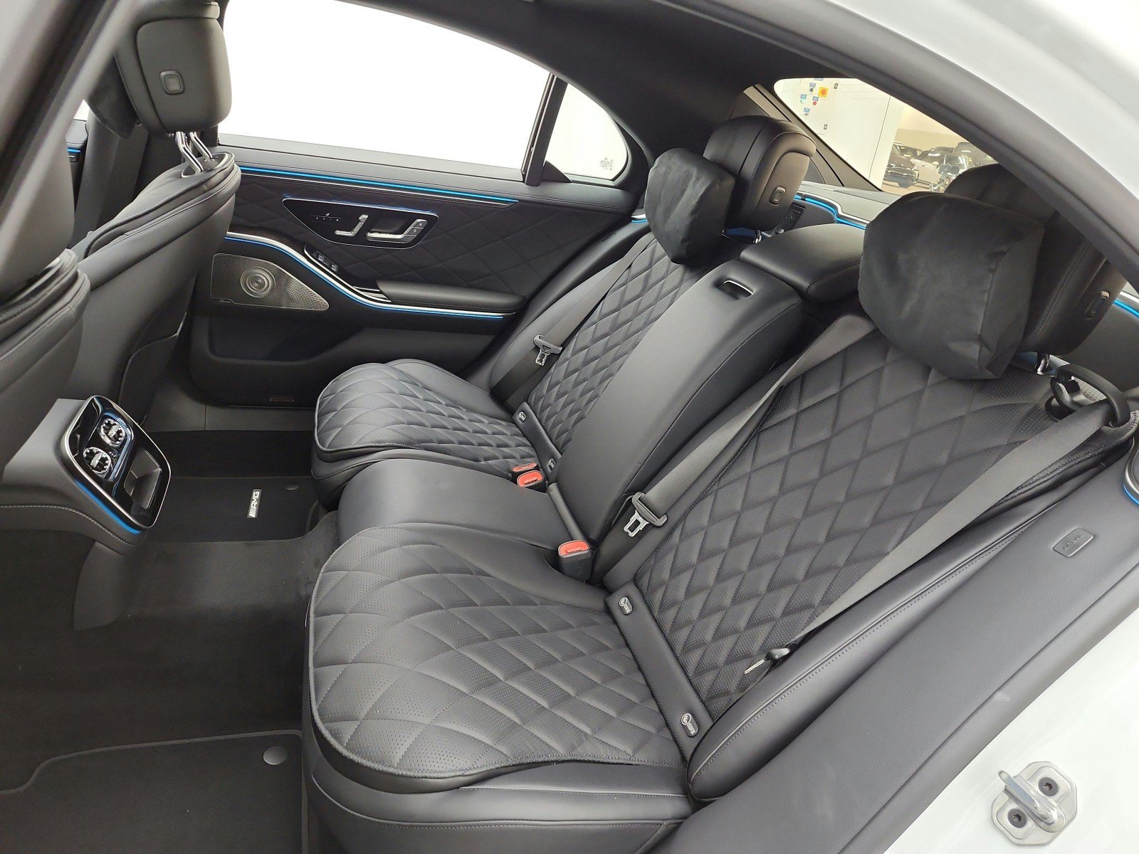 New 2027 MANUFAKTUR Moonlight White Metallic Mercedes-Benz S 580 4MATIC® Sedan image 32