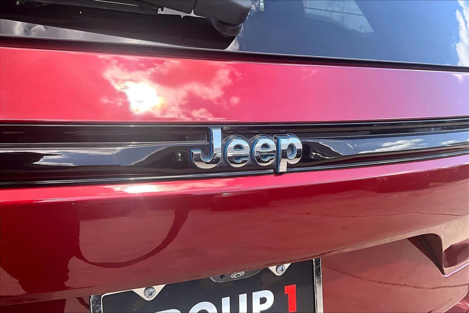 Used 2022 Velvet Red Pearlcoat Jeep  image 31