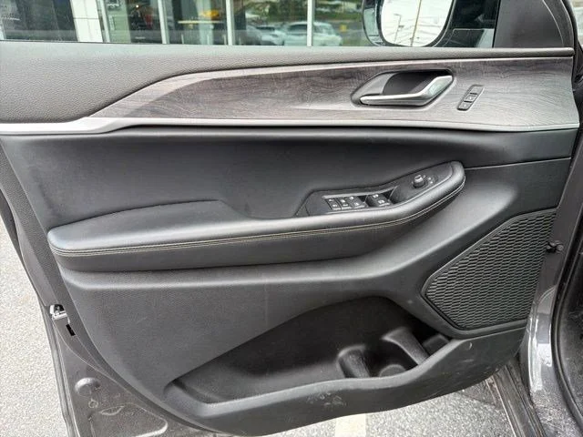 Used 2023 Grey Jeep Limited image 32
