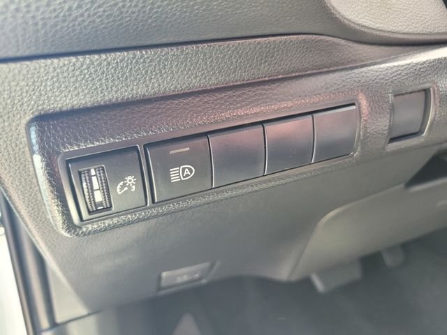 Used 2022 White Toyota LE image 19