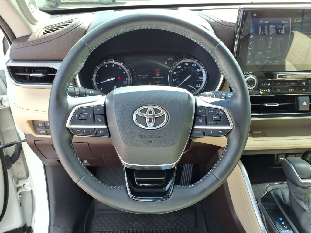Used 2020 Blizzard Pearl Toyota Platinum image 19