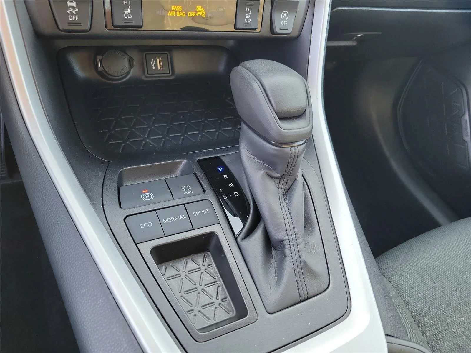 2025 Toyota RAV4 XLE - Photo 23