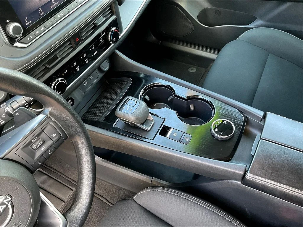 Used 2024 Silver Nissan S image 18