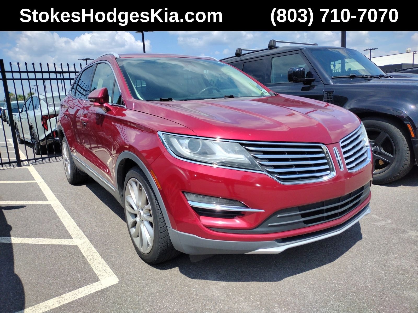 Used 2017 Red Lincoln Reserve image 1
